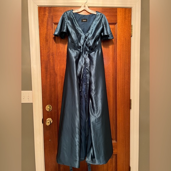 BRIDESMAID GOWN - Picture 3 of 8